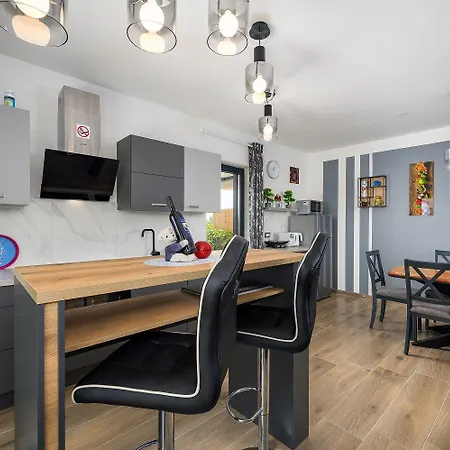 Atemberaubendes Mit Whirlpool, Grillbereich, Smart Tv אומאג