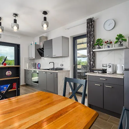Atemberaubendes Mit Whirlpool, Grillbereich, Smart Tv דירה