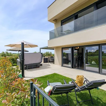 Apartment Atemberaubendes Mit Whirlpool, Grillbereich, Smart Tv Umag