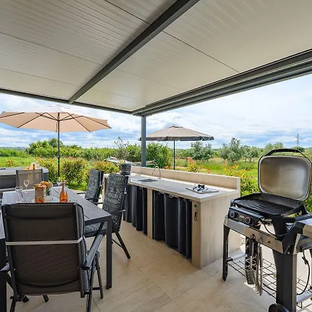 Atemberaubendes Mit Whirlpool, Grillbereich, Smart Tv