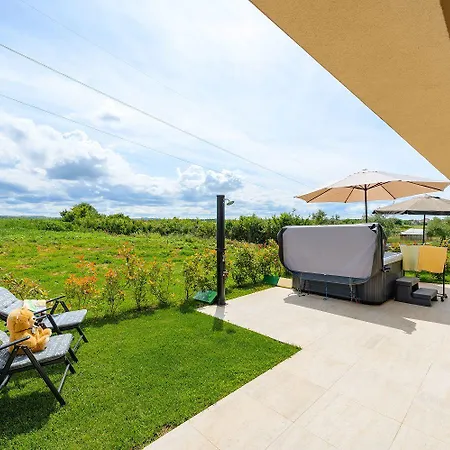 Atemberaubendes Mit Whirlpool, Grillbereich, Smart Tv アパート ウマグ