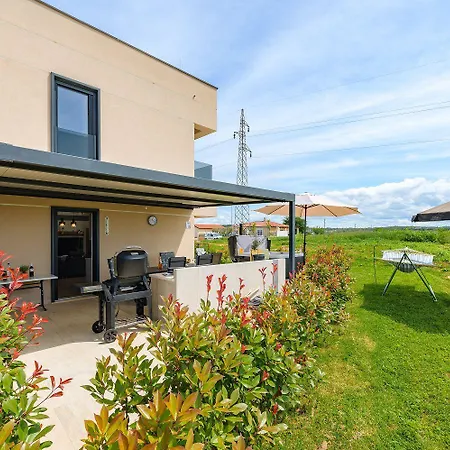 アパート Atemberaubendes Mit Whirlpool, Grillbereich, Smart Tv